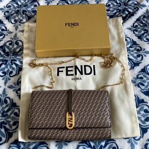 Fendi - wallet on chain , women , beige .. brand new never used !!!
